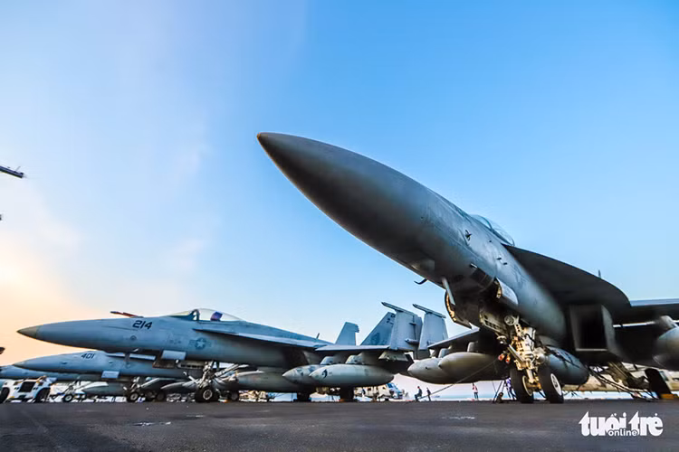 Trên USS Carl Vinson hiện tại được biên chế tới hai dòng F/A-18 khác nhau gồm F/A-18E/F Super Hornet và F/A-18C/D. Điểm khác biệt lớn nhất giữa chúng nằm ở cửa hút không khí. Nguồn ảnh: Nguyễn Khánh/Tuổi Trẻ.