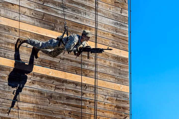 Biệt kích Mỹ biểu diễn kỹ năng vừa đu dây vừa tấn công mục tiêu tại Fort Benning.