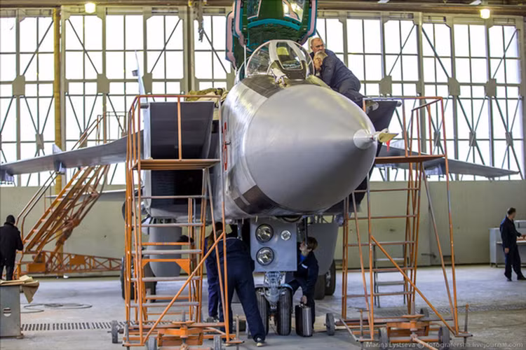  MiG-31 là chiếc tiêm kích đánh chặn tầm xa có tốc độ lớn nhất thế giới, mặc dù ra đời đã lâu nhưng nó được đánh giá vẫn đủ khả năng hoàn thành nhiệm vụ trong điều kiện hiện nay nếu được hiện đại hóa. Nguồn ảnh: Marina Lystseva.