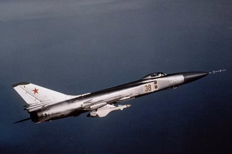 Ngoài ra, PVO còn có 500 chiếc máy bay tiêm kích đánh chặn siêu âm Sukhoi Su-15. Nguồn ảnh: Wikipeida