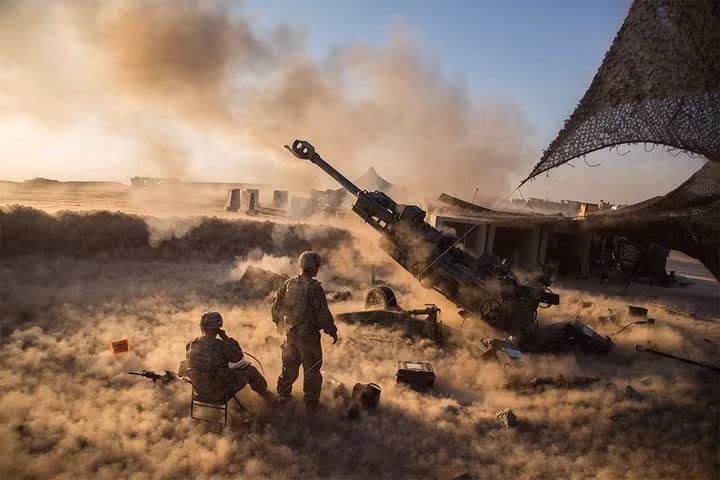 Binh sĩ Mỹ khai hỏa pháo M777A2 trong một chiến dịch quân sự tại Iraq.
