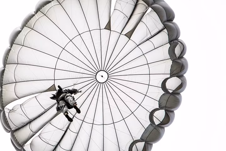 Lính dù Mỹ đổ bộ xuống căn cứ không quân Malmheim ở Đức.
