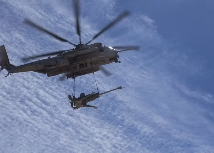 Trực thăng vận tải CH-53E Super Stallion tham gia tập trận hỗ trợ vận chuyển trang thiết bị chiến đấu tại Căn cứ Burt, California.