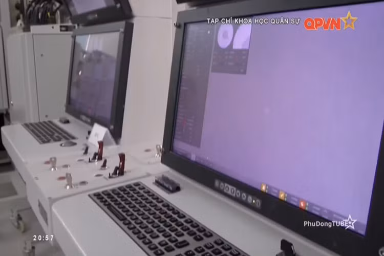 Bộ mã nguồn và phần mềm của hệ thống chiến đấu này được các cán bộ nghiên cứu của Viện Kỹ thuật Hải quân khai tác làm chủ và xây dựng các hệ thống mói trên nền tảng của công nghệ tích hợp. Nguồn ảnh: QPVN.