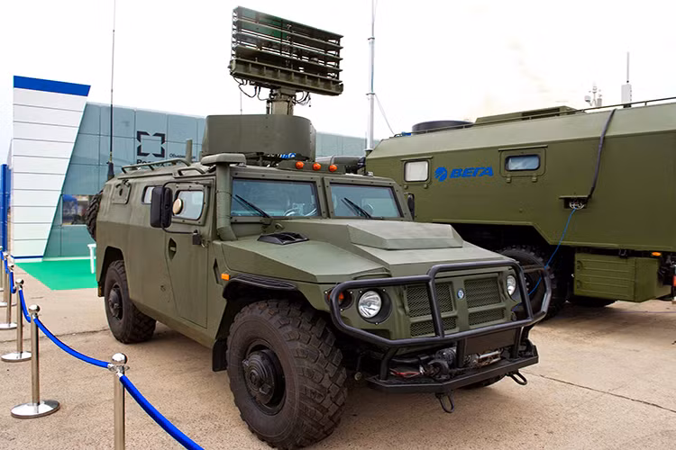 Radar 1L122 -1E còn có thể liên kết phục vụ hoạt động tác chiến của các tổ hợp vũ khí phòng không khác nhau như Igla – S, tổ hợp tên lửa phòng không "Strela-10", "Osa – AKM", "Tunguska - M1", "Tor" vốn khá phổ biến trong biên chế Quân đội Syria. Nguồn ảnh: gov.ru.
