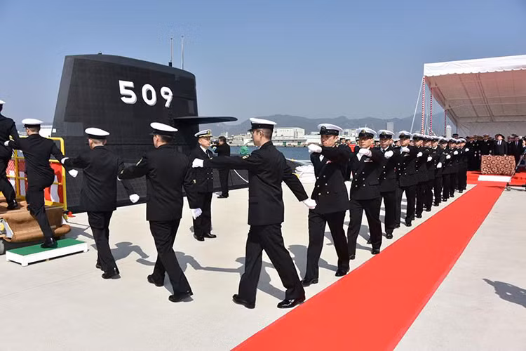 Hình ảnh thủy thủ đoàn tàu ngầm Seiryū di chuyển lên trên boong tàu trong buổi lễ nhập biên hôm 12/3 vừa qua. Nguồn ảnh: JMSDF.
