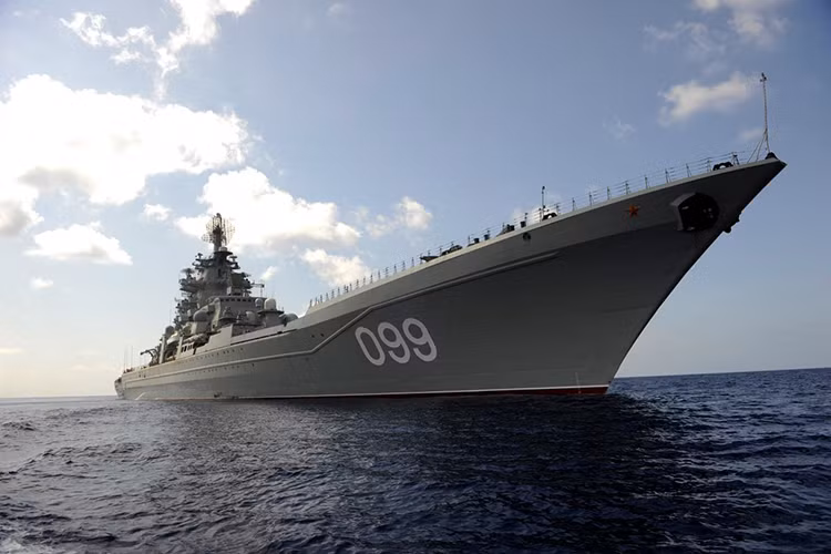 Hiện nay, Hải quân Nga chỉ có duy nhất một siêu chiến hạm Kirov mang tên Pyotr Velikiy (Peter Đại đế) còn hoạt động trong thành phần hạm đội Biển Bắc. Tuy vậy, thế là quá đủ để khiến cho bất kỳ đội tàu sân bay Mỹ nào cũng phải dè chứng. Nguồn ảnh: Wikipedia