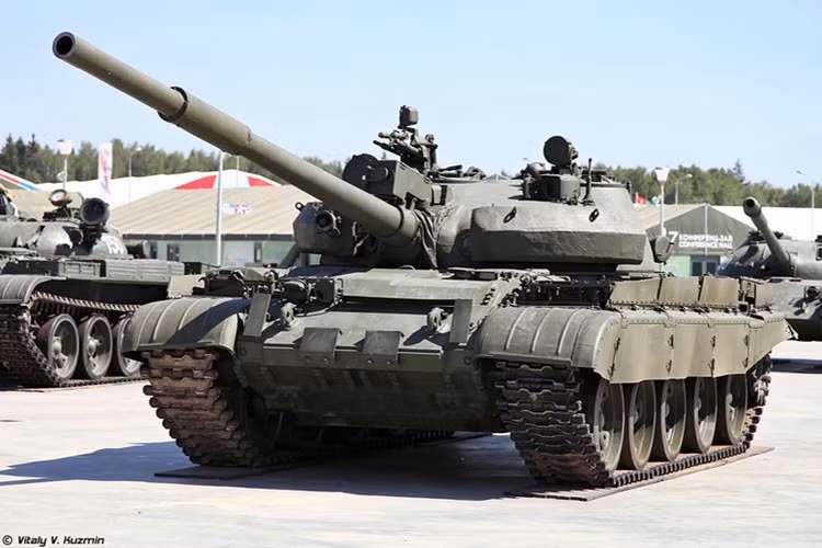 Hỏa lực pháo chính của T-62M vẫn là khẩu 115mm U-5TS nhưng được nâng cấp hệ thống điều khiển hỏa lực cho phép triển khai tên lửa chống tăng laser Sheksna. Nguồn ảnh: Vitaly-Kuzmin
