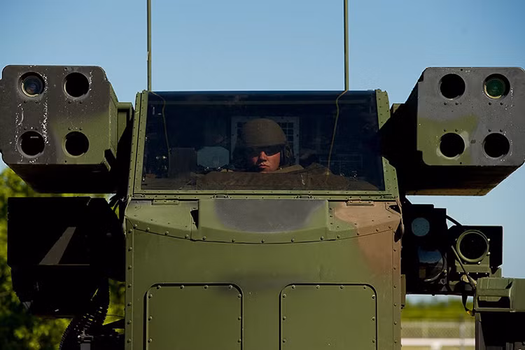 Mỗi hệ thống Avenger được trang bị 8 tên lửa FIM-92 Stinger chia đều cho 2 cụm phóng, các tên lửa Stinger có tầm bắn hiệu quả lên đến gần 8.000 mét với các mục tiêu bay ở độ cao dưới 4.000 mét. Khi được triển khai tên lửa sẽ phóng đi với vận tốc Mach 2,54 (750m/s) đánh chặn mục tiêu bằng một đầu đạn nổ cực mạnh nặng 30kg. Nguồn ảnh: Quân đội Mỹ.