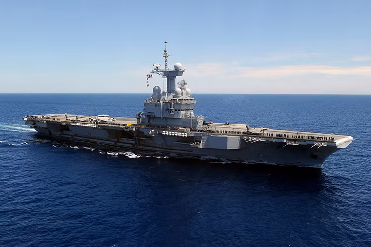 Tàu sân ba Charles de Gaulle của Pháp có chiều dài 262 m, chiều rộng lớn nhất 65 m, lượng choán nước toàn tải 42.500 tấn. Đây là lớp tàu sân bay hạt nhân thứ 2 trên thế giới. Tàu có kích thước khá khiêm tốn so với các tàu sân bay của Mỹ, Nga hay Trung Quốc nhưng được trang bị máy phóng thủy lực nên có thể triển khai hoạt động máy bay tải trọng lớn. Tàu có thể mang theo 28-40 máy bay các loại. Ảnh: Flickr.