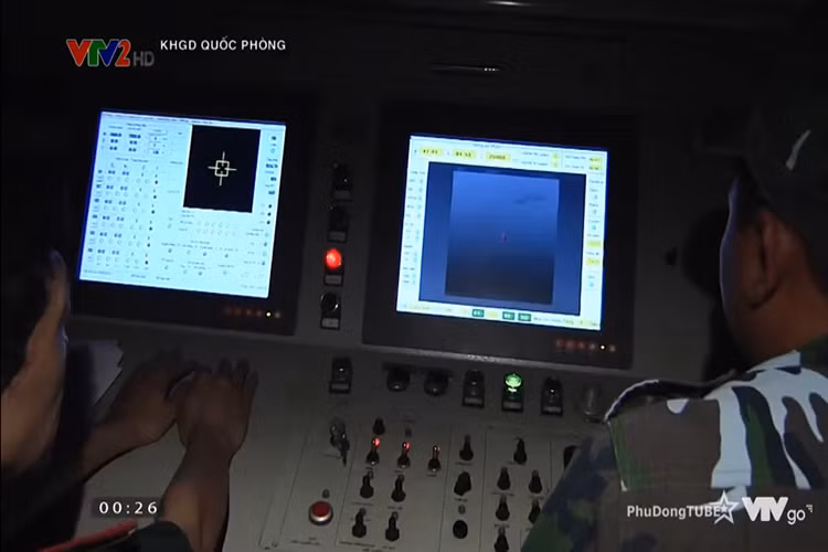 Hình ảnh bên trong bàn điều khiển của tổ hợp khí tài đánh đêm bán tự động. Được biết, bên cạnh khả năng phát hiện, thep dõi và bám bắt mục tiêu, tổ hợp này còn tích hợp hệ thống cò điện và máy nạp đạn tự động cho pháo phòng không 37mm cho phép người điều khiển có thể khai hỏa trực tiếp từ bên trong xe chỉ huy. Nguồn ảnh: VTV2.
