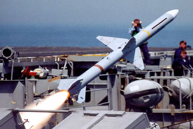 Tên lửa Sea Sparrow được điều khiển bay đến mục tiêu bởi một radar xa kích Mark 115 “Manned Director” (Giám đốc), loại radar này có thể phát hiện và theo dõi các mục tiêu đe dọa từ khoảng cách lên đến 90km. Toàn bộ quy trình tấn công đánh chặn mục tiêu của bộ đôi tên lửa Sea Sparrow và radar Mark 115 chỉ diễn từ từ 12-38 giây. Nguồn ảnh: Seaforces.