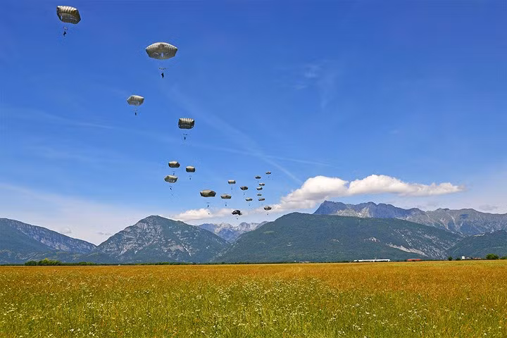 Lính dù Mỹ nhảy dù từ máy bay C-130 Hercules xuống bãi đáp Juliet tại Pordenone, Italy.