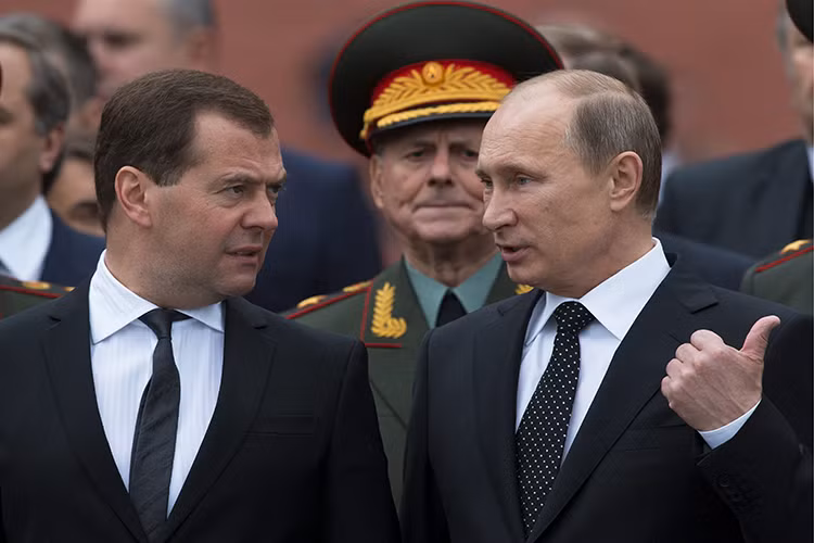 Nhân vật “số 1” đầu tiên trong nội các mới của ông Putin không ai khác chính là “chiến hữu trung thành” Thủ tướng Nga Dmitry Medvedev, người được nhiều chuyên gia phân tích chính trị nhận định có thể sẽ trở thành Tổng thống Nga tiếp theo sau năm 2024. Nguồn ảnh: Washington Times