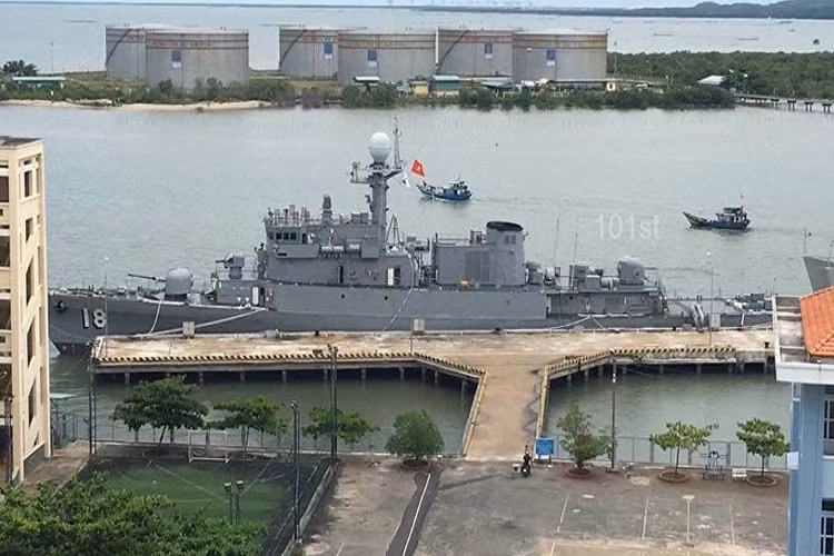 Theo đó những hình ảnh “công khai” đầu tiên về tàu hộ vệ chống ngầm lớp Pohang mang số hiệu “18” được Hàn Quốc chuyển giao cho Hải quân Việt Nam đã xuất hiện trong phóng sự “Phát huy sức sáng tạo của người Lính thợ hải quân” trên kênh truyền hình QPVN. Và từ những hình ảnh trên chúng ta có thể dễ dàng xác định được hệ thống vũ khí mà con tàu này được trang bị. Nguồn ảnh: Sputnik.