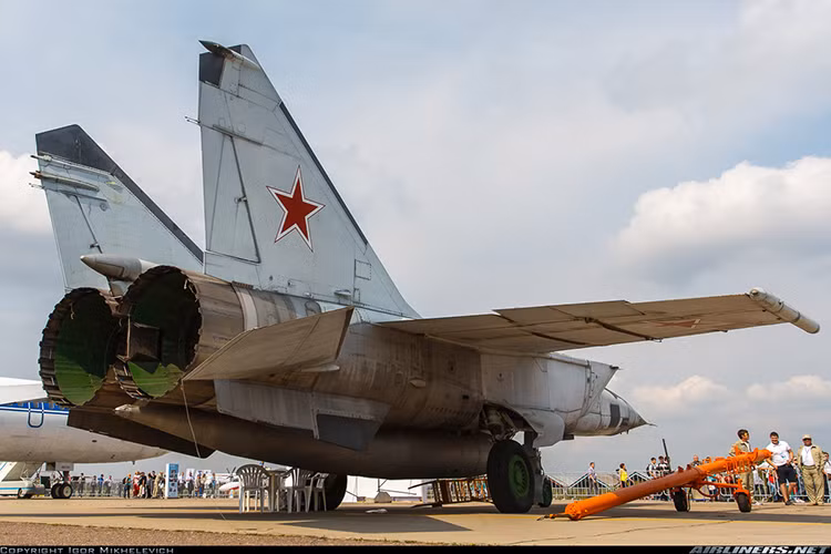 Với cặp động cơ turbojet R-15B-300, MiG-25 có thể đạt tốc độ khủng khiếp Mach 3,2 tức là 3.470km/h ở trần bay cao, trần bay cao lên tới 20.700m. Nguồn ảnh: Airlines.net