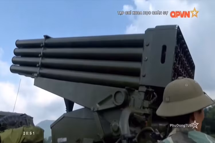 Với việc ứng dụng những thành tựu khoa học công nghệ vào trong thiết kế và sản xuất, pháo phản lực BM-21 sau cải tiến đã đạt được nhiều bước đột phá về tính năng kỹ chiến thuật. Nguồn ảnh: QPVN.