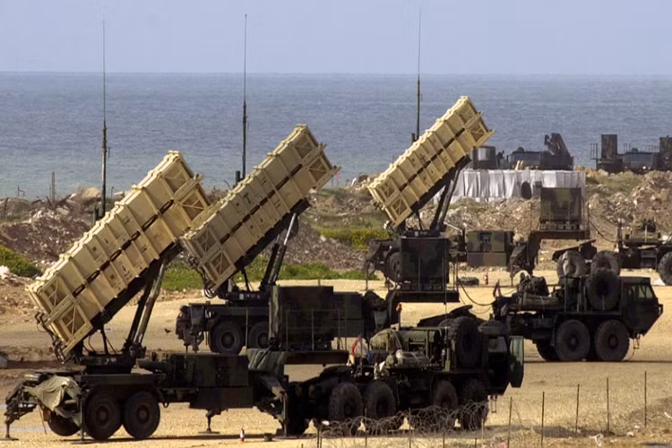 Mỗi tiểu đoàn MIM-104 Patriot được biên chế: 6 đại đội, mỗi đại đội biên chế 6 tổ hợp phóng di động, một radar AN/MPQ-53, một trạm chỉ huy AN/MSQ-104. Mỗi tổ hợp phóng của MIM-104 Patriot được trang bị 4 tên lửa đất đối không và mỗi tiểu đoàn có khoảng 24 tên lửa luôn trong trạng thái sẵn sàng chiến đấu. Nguồn ảnh: cmano-db.