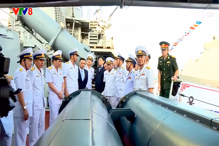 Tuy nhiên, cho tới khi cặp tàu này mang phiên hiệu 015 Trần Hưng Đạo và 016 Quang Trung được biên chế cho Lữ đoàn 162, Vùng 4 Hải quân, chúng ta vẫn chưa một lần được thấy rõ diện mạo của hệ thống vũ khí chống ngầm tích hợp trên các chiến hạm Gepard 3.9 Project 11661E. Có chăng chỉ là những bức hình không trọn vẹn. Trong ảnh, bức hình của Tuổi Trẻ chụp một phần miệng ống phóng ngư lôi trên tàu Gepard 3.9. Nguồn ảnh: Tuổi Trẻ