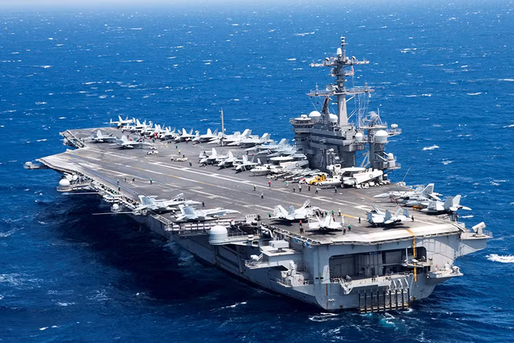 Siêu hàng không mẫu hạm lớp Nimitz có chiều dài 333 m, chiều rộng lớn nhất 77 m, lượng choán nước 105.000 tấn. Tàu có thể mang theo 90 máy bay các loại và cần đến gần 6.000 người để vận hành. Nimitz là cỗ máy chiến tranh lớn nhất mà con người từng chế tạo. Ảnh: Hải quân Mỹ.