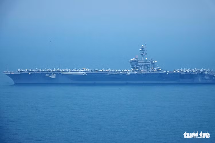 Kích thước khổng lồ của tàu sân bay USS Carl Vinson neo đậu trong vịnh Đà Nẵng chuẩn bị cho các hoạt động giao lưu trên bờ. Nguồn ảnh: Nguyễn Khánh/ Tuổi Trẻ.