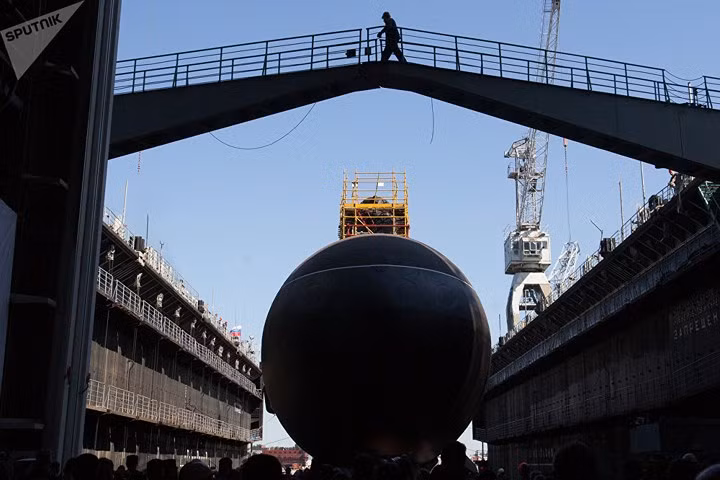 Nga ra mắt tàu ngầm Kolpino thuộc Dự án 636 của lớp Varshavyanka / Kilo tại Nhà máy đóng tàu Admiralty ở St. Petersburg.