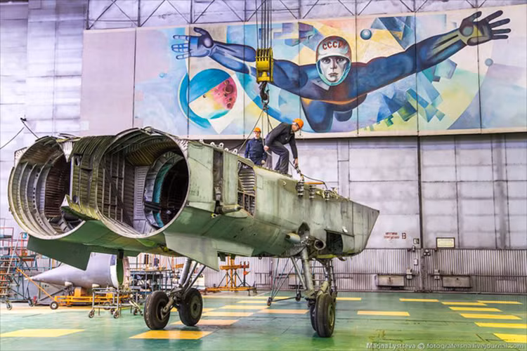 Ngoài số lượng nhỏ MiG-31 còn nằm trong kho lưu trữ của các nhà máy hay các khung thân chưa hoàn thiện dưới thời Liên Xô thì một lượng rất lớn khác sẽ được lấy về từ các “nghĩa địa máy bay” ngoài trời. Nguồn ảnh: Marina Lystseva.