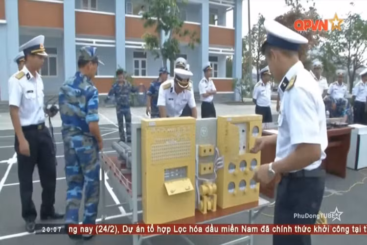 Nhìn kích thước mô hình ống phóng, có thể phỏng đoán khả năng cao tàu Gepard 3.9 được trang bị ngư lôi hạng nặng 533mm. Trong ảnh, đằng sau là mô hình hệ thống vận hành ngư lôi. Nguồn ảnh: Kênh QPVN