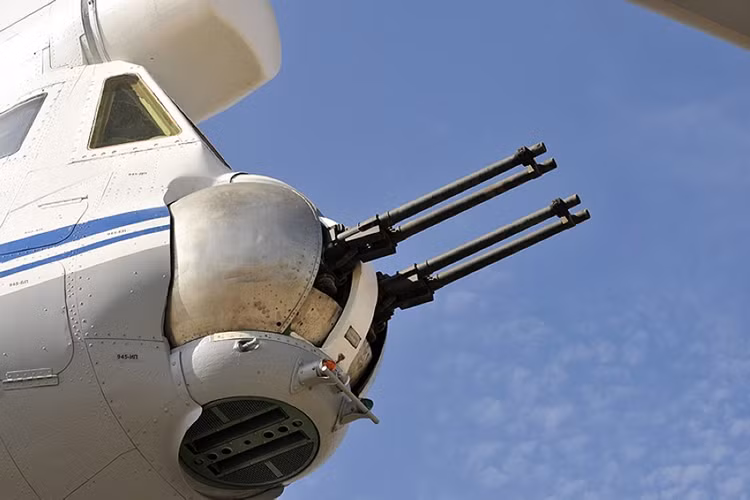Ngoài khả năng mang bom “bất đắc dĩ”, Il-76 thực tế ngay từ trong thiết kế đã được vũ trang để khi cần có thể không kích mục tiêu mặt đất và tự bảo vệ trước tiêm kích đối phường bằng tháp pháo đặt ở đuôi. Trong ảnh là tháp pháo đuôi lắp hai khẩu pháo GSh-23L nòng kép. Nguồn ảnh: Airlines.net