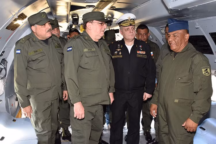 Đại diện phía Nicaragua thăm quan bên trong một chiếc An-26. Nguồn ảnh: Arms-Expo