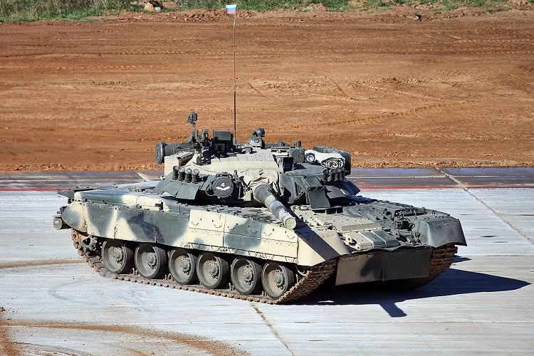 T-80U ra mắt năm 1985 với giáp phản ứng nổ Kontakt-5, trang bị động cơ diesel thay vì tuốc bin khí GTD trên T-80B. Nguồn ảnh: Wikipedia
