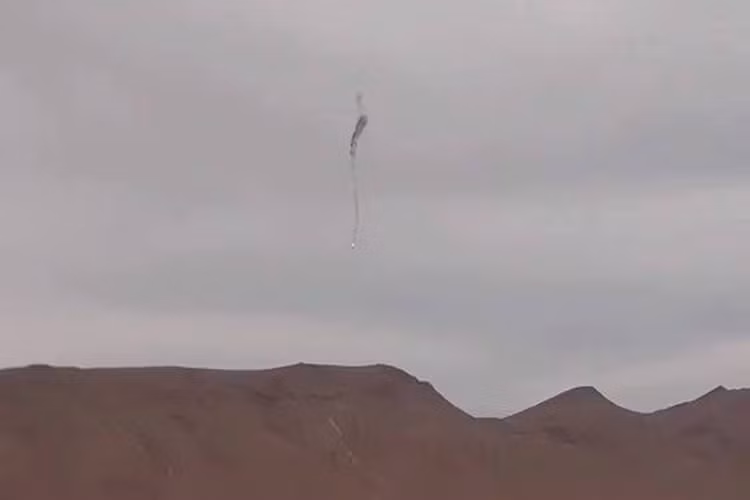 Và chỉ hai ngày sau đó tức hôm 18/3, Không quân Syria tiếp tục mất thêm một chiếc máy bay nữa mà theo nhiều nguồn tin là một chiếc tiêm kích bom Su-24 của nước này. Jaysh Tahrir al-Sham một trong những nhóm phiến quân chống chính phủ ở Đông Qalamoun đã đứng ra nhận trách nhiệm cho vụ tấn công này, và đồng thời công bố đoạn video chiến đấu cơ Syria bốc cháy lao xuống đất. Nguồn ảnh: Al-Masdar News