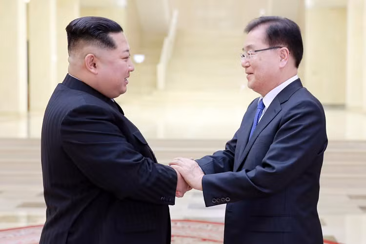 Tham gia tiệc chiêu đãi, về phía Hàn Quốc có lãnh đạo Văn phòng An ninh Quốc gia (NSO) Chung Eui-yong. Về phía Triều Tiên có Chủ tịch Kim Jong-un, phu nhân Ri Sol-ju và bà Kim Yo-jong - Phó Chủ tịch Ủy ban tuyên truyền của đảng Lao động, em gái ông Kim Jong-un. Hình ảnh ông Kim Jong-un bắt tay đại diện Hàn Quốc Chung Eui-yong trước khi ông này ra về. Ảnh: KCNA.
