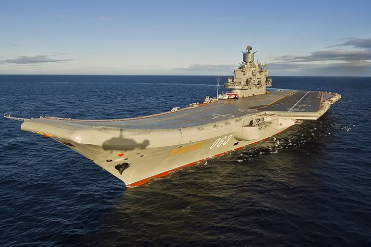 Tàu sân bay Đô đốc Kuznetsov của Nga có chiều dài 305 m, chiều rộng lớn nhất 72 m, lượng choán nước toàn tải 55.000 tấn. Tàu có thiết kế đường băng kiểu "nhảy cầu" nên không thể triển khai hoạt động máy bay cánh cố định tải trọng lớn. Kuznetsov có thể mang theo khoảng 30-50 máy bay các loại. Tiêm kích trên hạm chủ lực của tàu là MiG-29K. Ảnh: Flickr.