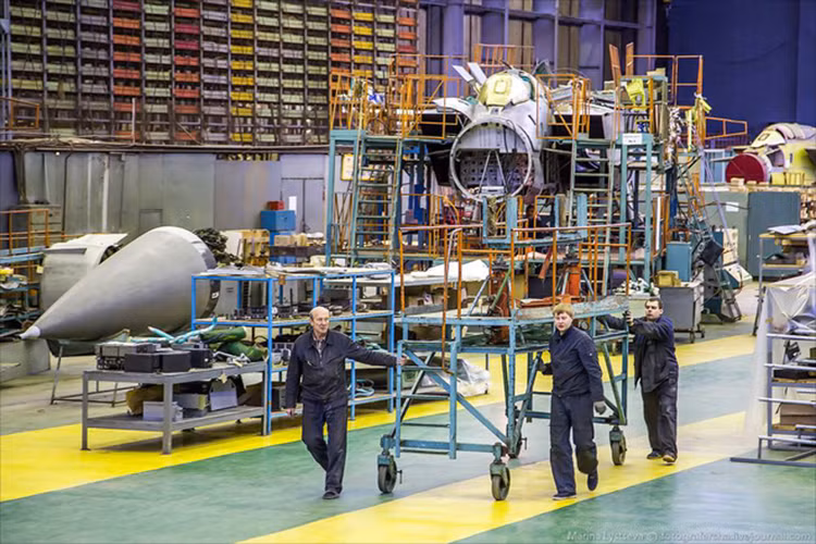 Ước tính con số MiG-31BM mà lực lượng Không quân - Vũ trụ Nga tiếp nhận trong giai đoạn trước mắt có thể lên tới cả trăm chiếc, khiến họ đủ sức tung lực lượng tới nhiều điểm nóng trên thế giới mà vẫn không lo ngại có lỗ hổng ở các đơn vị quê nhà. Nguồn ảnh: Marina Lystseva.