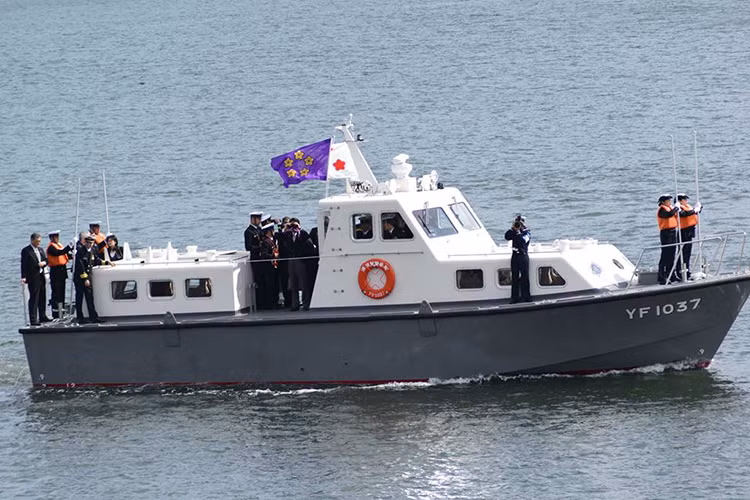 Theo trang tin của lực lượng Phòng vệ Trên biển Nhật Bản (JMSDF) hôm 18/3 vừa rồi, Thủ tướng Nhật Bản Abe đã có chuyến thăm tới căn cứ hải quân Yokosuka và đội tàu chiến của JMSDF đang đóng tại đây. Nguồn ảnh: JMSDF.