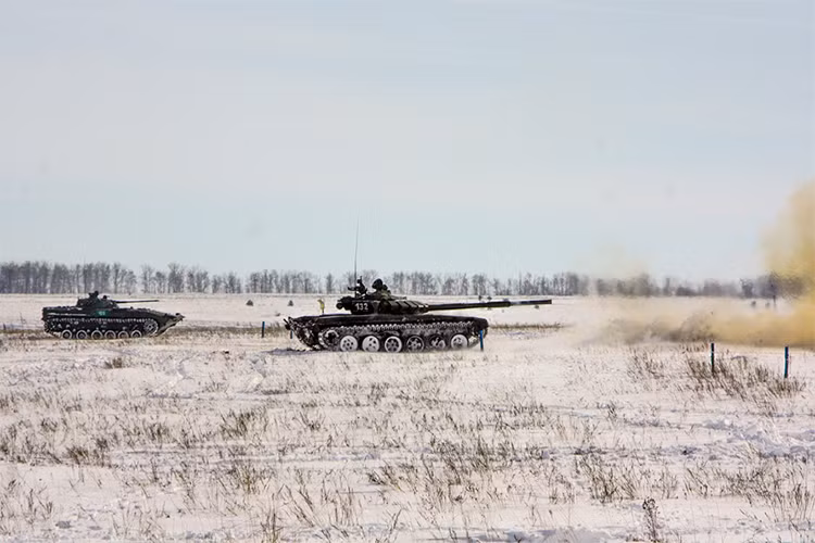 So với biến thể T-72B3 mod 2016, thì chiếc T-72B3 này có phần hơi “trần trụi” khi thiếu các thành phần bảo vệ tích cực. Nguồn ảnh: Bộ Quốc phòng Nga.