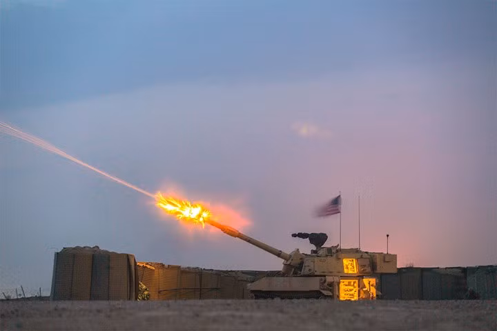 Pháo tự hành M109A6 Paladin tham gia chiến dịch quân sự tại Trại Marion, Iraq.