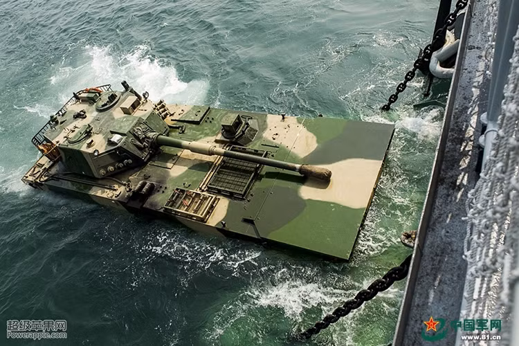 Norinco không công bố quá nhiều thông tin về ZBD2000 ra bên ngoài ngoại trừ các biến thể xuất khẩu, nó được cho là có trọng lượng chiến đấu chỉ 26 tấn và dài gần 2.8 mét, một kích thước tiêu chuẩn cho phép ZBD2000 có thể dễ dàng di chuyển bên trong các tàu đổ bộ cỡ lớn hay cỡ nhỏ của Hải quân Trung Quốc. Nguồn ảnh: 81.cn.