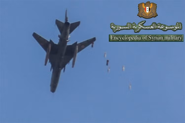 Để giữ khoảng cách an toàn trước các loại vũ khí phòng không của phiến quân, phi công Su-22M4 thường bay ở độ cao trên 2000 mét trước khi cắt bom, tuy có thể tránh được súng phòng không độ cao này lại nằm trong tầm ngắm của tên lửa phòng không vác vai. Nguồn ảnh: Syr Mil Wik.