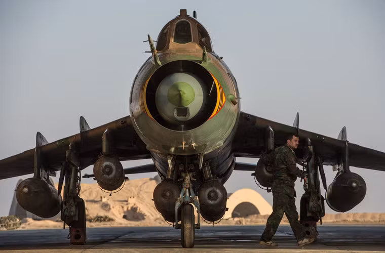 Trong ảnh là một chiếc Su-22M4 của Không quân Syria đã được lắp bom nhiệt áp ODAB-500PMV sẵn sàng, nằm trong hangar chờ lệnh xuất kích. Nguồn ảnh: FalkeEins.