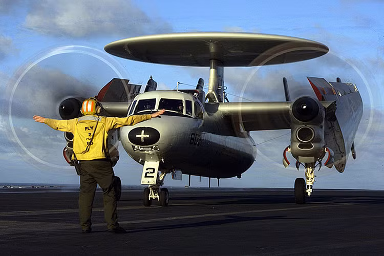 Trên lưng của E-2C lắp anten hình tròn của hệ thống radar AN/APS-145 có phạm vi hoạt động lên tới 650km, theo dõi tới 2.000 mục tiêu. E-2C có thể bay liên tục trên không tới 6 tiếng, tốc độ trung bày 447km/h. Nguồn ảnh: Wikipedia