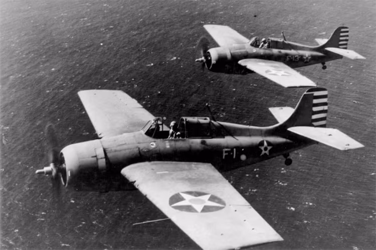 Khi chính thức tham chiến tại Mặt trận Thái Bình Dương, USS Lexington được trang bị ba mẫu chiến đấu cơ chính gồm 21 chiếc Brewster F2A Buffalo, 32 máy bay ném bom bổ nhào Douglas SBD Dauntless và 15 chiếc máy bay ném ngư lôi TBD-1. Nguồn ảnh: Naval History.