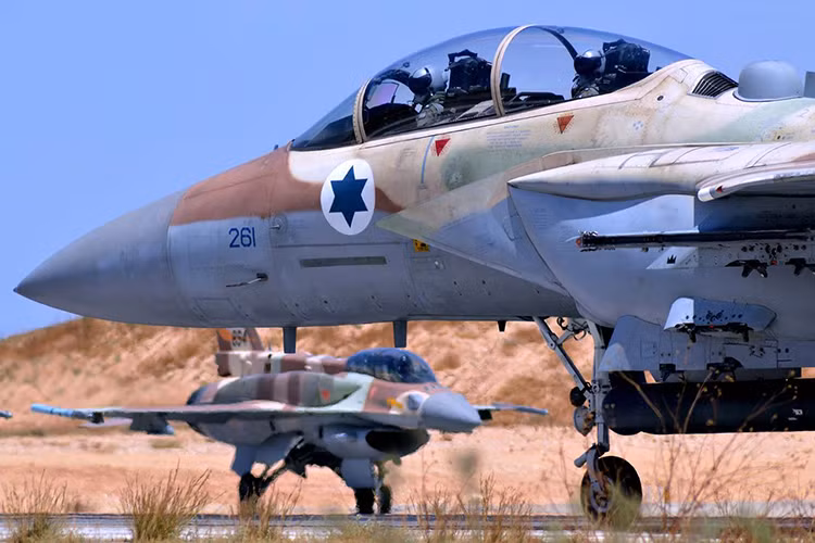 Hiện tại Israel có trong biên chế khoảng hơn 20 chiếc F-15I và số tiêm kích này đang trong quá trình nâng cấp hệ thống radar quét mảng pha tiên tiến từ năm 2016, cùng với đó trang bị điện tử hàng không và vũ khí mới. Nguồn ảnh: VietTimes.