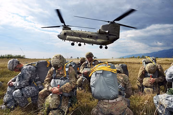 Lính dù Mỹ chuẩn bị lên trực thăng CH-47 Chinook sẵn sàng đổ bộ xuống bãi đáp Juliet ở Italy.