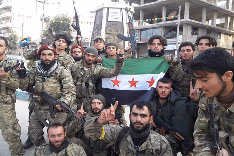 Truyền thông ủng hộ lực lượng YPG cho biết, lực lượng không quân pháo binh Thổ Nhĩ Kỳ liên tục tấn công vào các khu dân cư trong thành phố, gây thương vong cho dân thường. Hình ảnh các tay súng của FSA bên trong một khu vực ở Afrin. Ảnh: South Front.