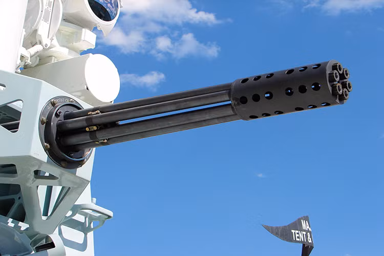 Để làm được điều đó, Phalanx CIWS được trang bị một khẩu pháo tự động Vulcan 6 nòng trang bị đạn pháo 20mm có tầm bắn hiệu quả từ 2.000 mét đến 9.000 mét. Điều khiển hệ thống vũ khí này một là radar nhận diện và dẫn bắn tiên tiến. Nguồn ảnh: Prime Portal.