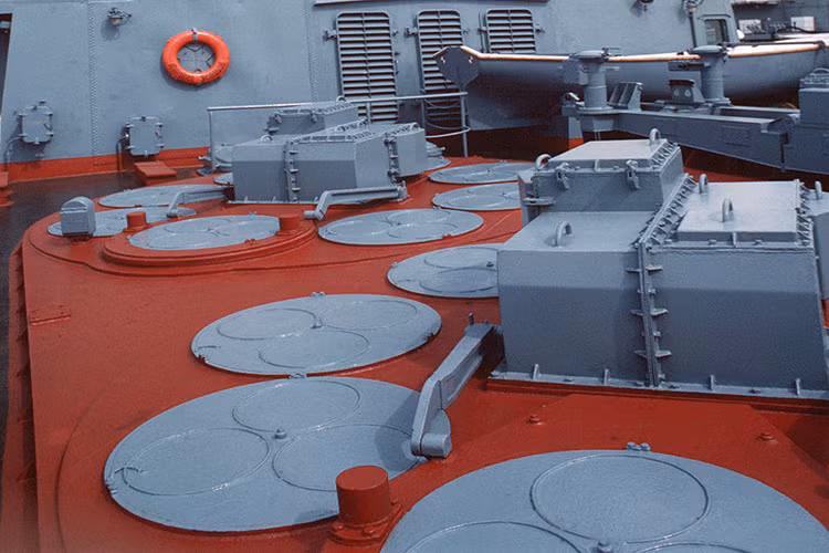 Tổng cộng trên mỗi tàu 1164 có tới 64 quả tên lửa S-300F lắp trong 8 bệ phóng tròn, thẳng đứng. Nguồn ảnh: Wikipedia