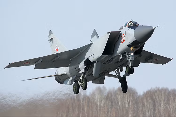 Ngoài ra, không chỉ có Không quân mà cả Hải quân Nga cũng được trang bị MiG-31 do đó mẫu tên lửa siêu vượt âm này chắc chắn sẽ trở thành một vũ khí giúp Nga duy trì sức mạnh quân sự của mình mà không cần sử dụng đến vũ khí hạt nhân tương tự như những gì họ từng làm với tên lửa đạn đạo chiến thuật Iskander.Nguồn ảnh: Wikimedia.