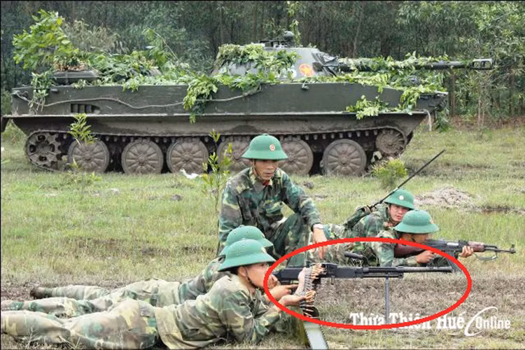 Theo đó trong hình ảnh cuộc diễn tập chiến thuật tổng hợp tại Trung đoàn 6 thuộc Bộ Chỉ huy Quân sự tỉnh Thừa Thiên Huế, bất ngờ có sự hiện diện của một tổ đội súng máy Type 67 đang thực hiện nhiệm vụ hỗ trợ hỏa lực đánh địch đổ bộ đường không, bên cạnh đó có sự chi viện hỏa lực từ xe tăng PT-76. Hình ảnh súng Type 67 dấu tròn đỏ trong hình. Nguồn ảnh: Báo Thừa Thiên Huế.